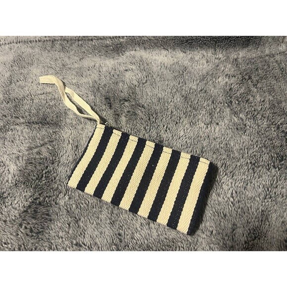 NWT Daisy Rose Summer Beach Tote Vegan Leather Handles Pom Pom Tassels & Clutch - Picture 5 of 8